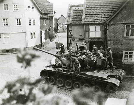 So ähnlich sah es gelentlich aus, wenn US-Panzer in Manöver-Mission durch den  Ort fuhren.