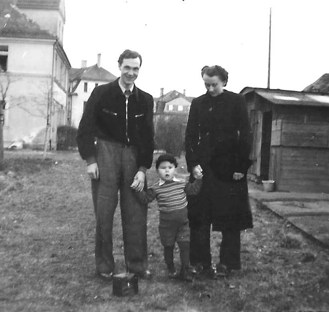 Mit dem Paten Fritz Schiener und dessen Frau im Garten bei den Großeltern