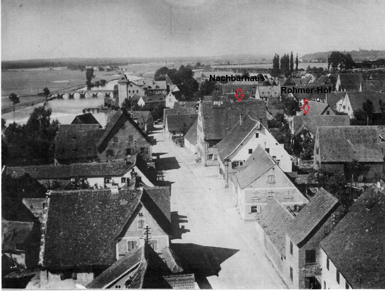 Die Lage der Nachbarhäuser vom Kirchturm aus gesehen: vorn an der Straße das große Barockhaus - dahinter der Bauernhof der Familie Rohmer-Paulus