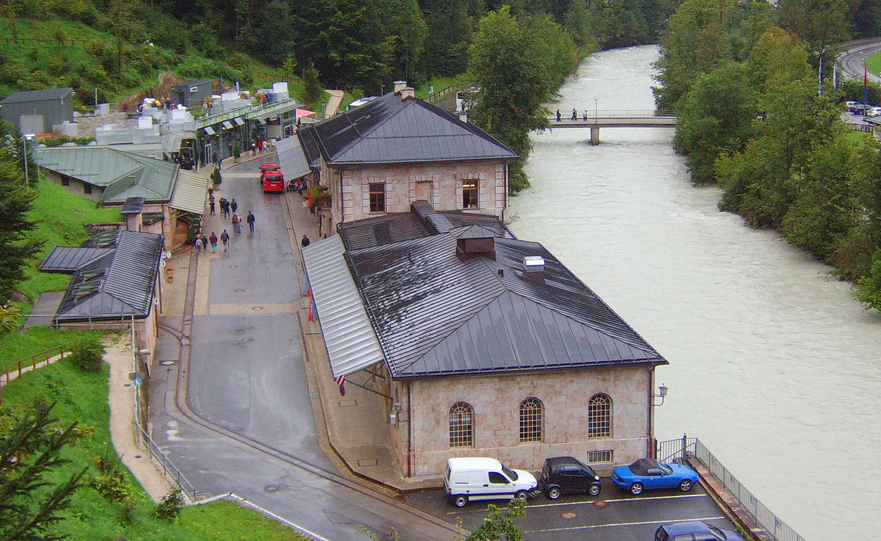 Die Verwaltungsgebäude des Salzbergwerks heute. Dahinter die Berchtesgadener Ache (Wikipedia Commons))