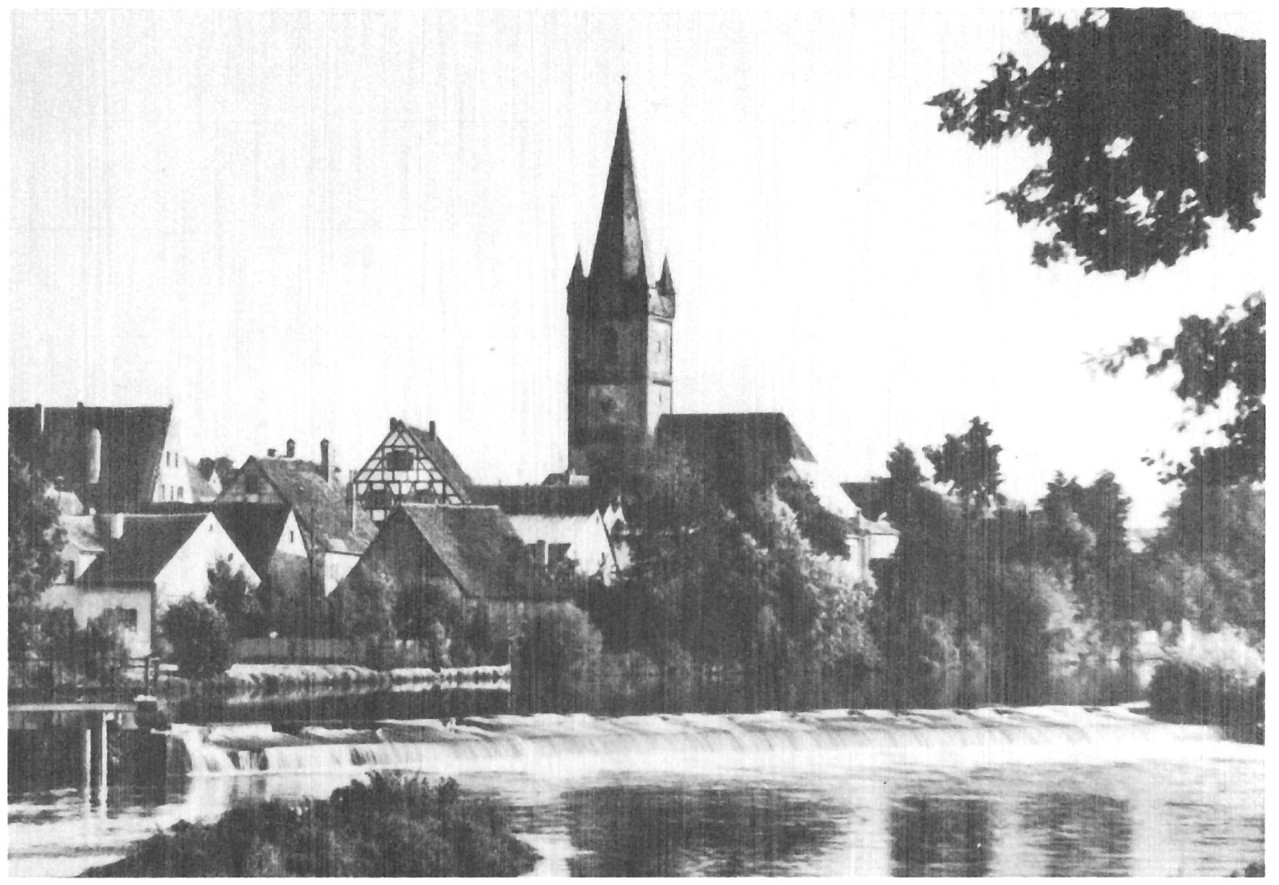 Oberhalb des Wehrs vom linken Ufer vor der Kirche befuhren wir die Regnitz mit Kanu und Floß.