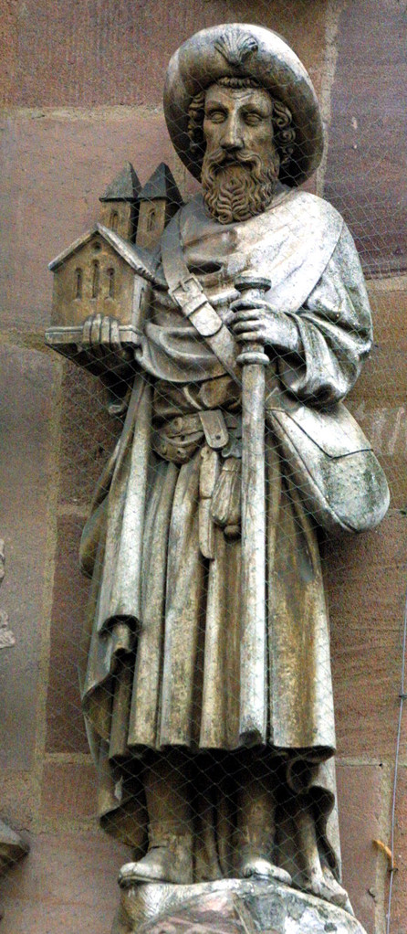 Sankt Sebald als Pilger mit dem Kirchenmodell am Hochzeitsportal der Sebalder Kirche in Nürnberg 