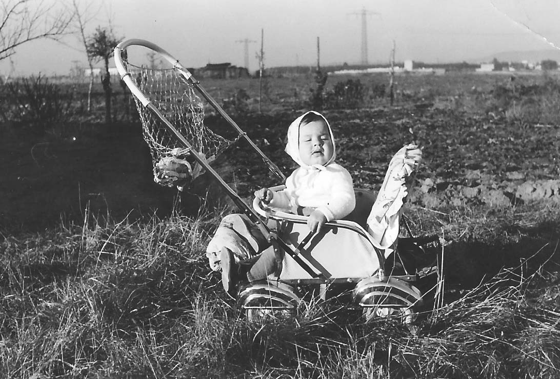 Ingrid im Frühjahr 1960. Freier Blick nach Erlangen im Norden 