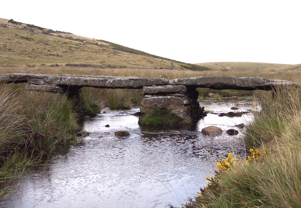 River Tavy mit typischer Brücke aus Granitplatten (Wikipedia)