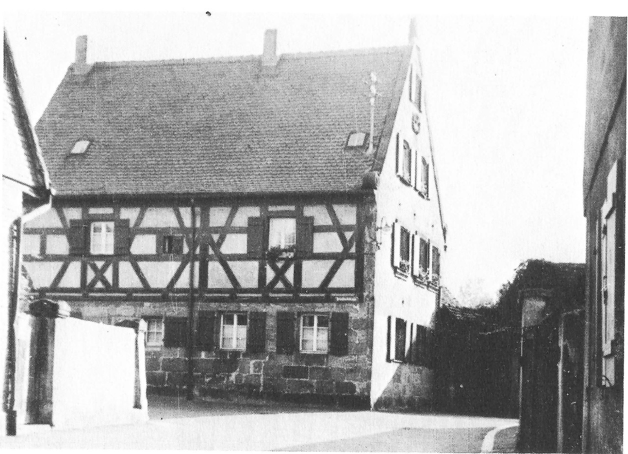 Das Pfarrhaus in der Friedhofstraße. Links hinter dem Haus kam der Klau-Kirschgarten. 