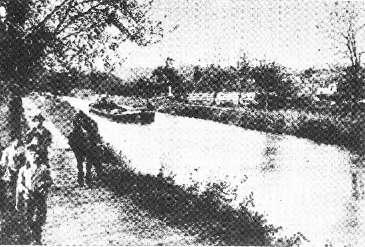 Um 1900: Lastkahn auf dem Kanal mit Zugpferd auf dem Treidelweg.