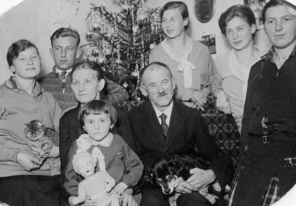 Johann und Johanna, Weihnachten 1929, mit 5 der 6 Kinder und Enkeltochter