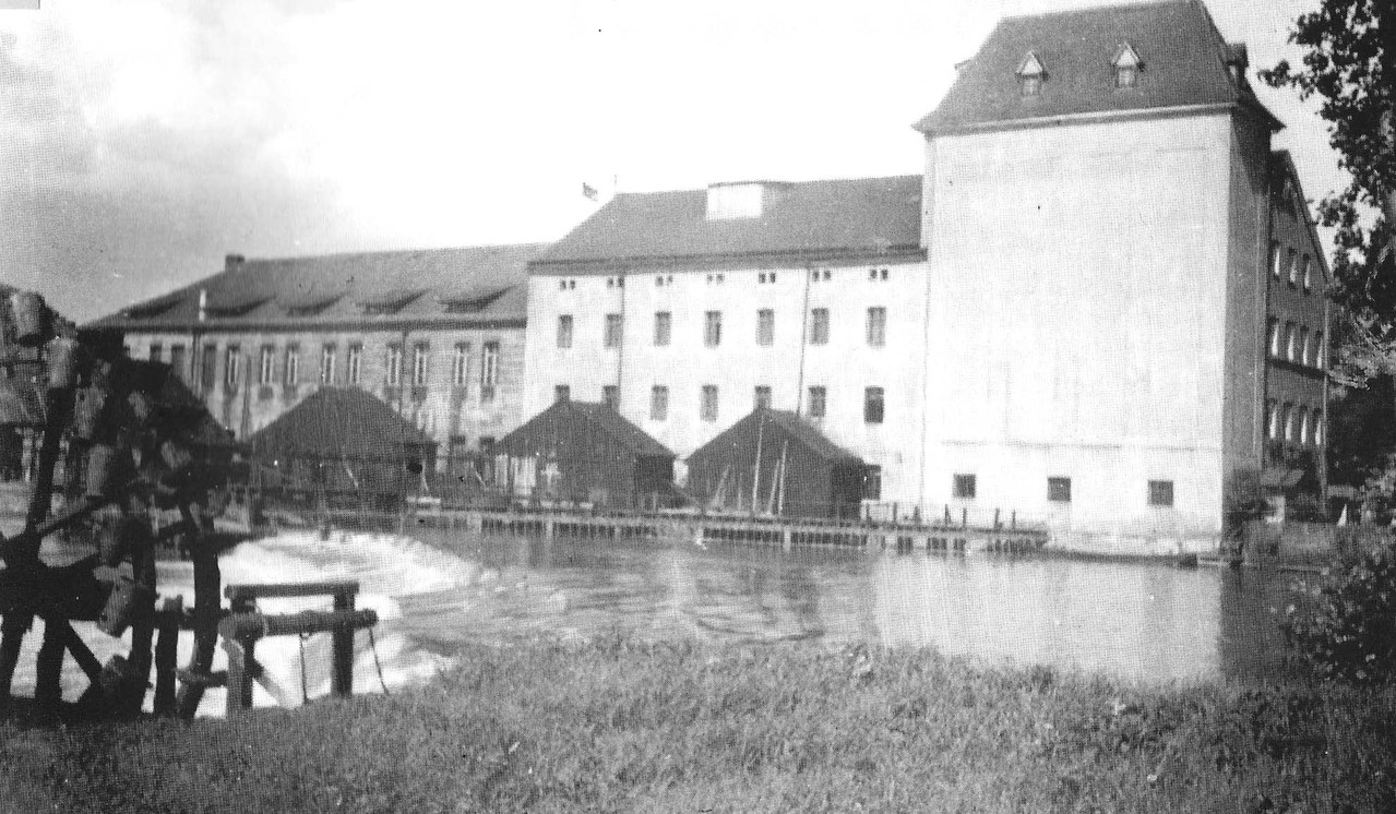 Das Wasser-Schöpfrad gegenüber der Mühle zur Bewässerung der Regnitzwiesen.