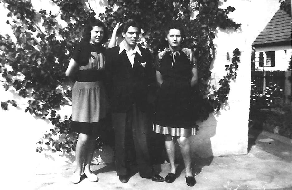 An der "Fotowand" des elterlichen Siedlerhauses: Betty links, Mitte der Verlobte ihrer Schwester, Erwin Bitter, rechts Ottilie