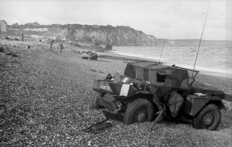 Suchmannschaft an einem Strandabschnitt (Bundesarchiv)