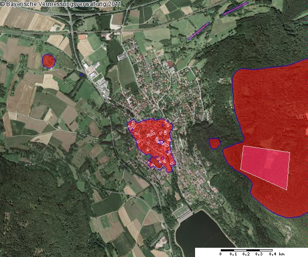 Der räumliche Kontext zwischen dem Hügel links oben und dem Groß-Bodendenkmal  der Houbirg rechts am Bildrand