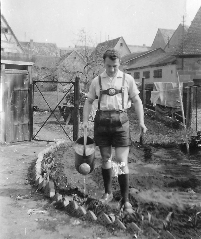 Das zweite Blumengärtchen im Hof; links das Plumpsklo. Hinter dem Drahtzaun Holzplatz und Hanggarten