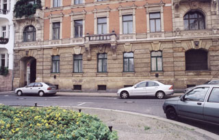 Die Ausstellungsräume und die Lehrsäle sowie die wissenschaftlichen Institute befanden sich im Parterre des Hauses Bose-Str. 7 (Nikischplatz 1).