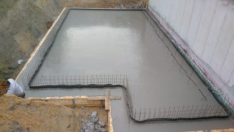 Stand heute Abend: Sauberkeitsschicht, 16 cm Bodenplattendämmung, PVC Folie, Bewährung, Fundamenterder und 25 m3 Beton