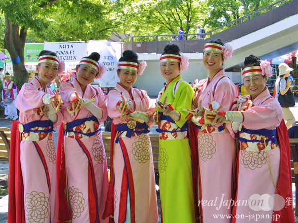 ほにやさん。心を一つに、夏に向かって踊る。それがよさこいの魅力ですね。ちいさい頃から自然によさこいを始め、体がよさこいのリズムを憶えています。