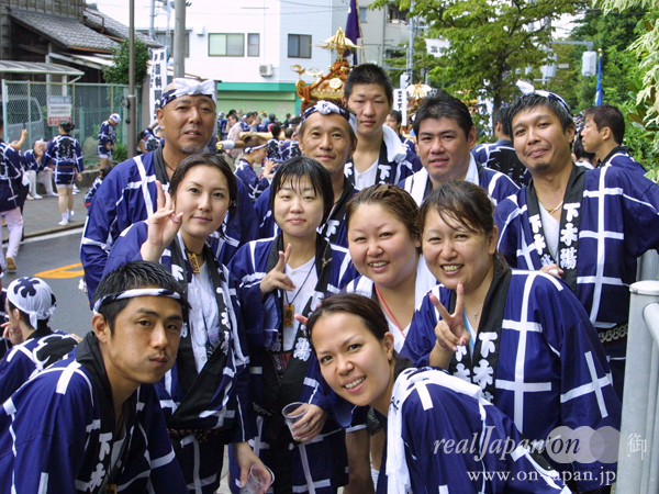 新道若睦さん、友祭會さん。祭りの魅力？飯！もし祭りが無かったら？考えられない。なぜ祭りに？そこに神輿があるから（笑）