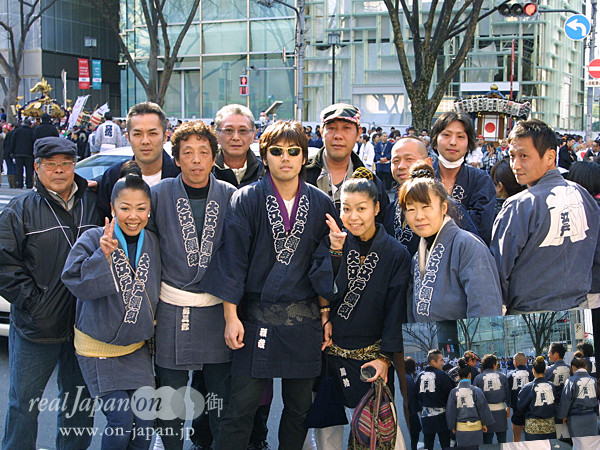 大江戸纏組さん。 祭りは何と言っても楽しい。江戸時代から受け継がれている伝統を代々引き継いでいきたいね。今年も、神田祭、深川祭、花園神社等々担ぎます！