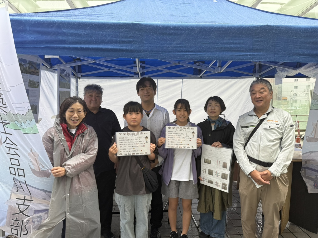 スタッフと記念撮影、雨の中お疲れ様でした！