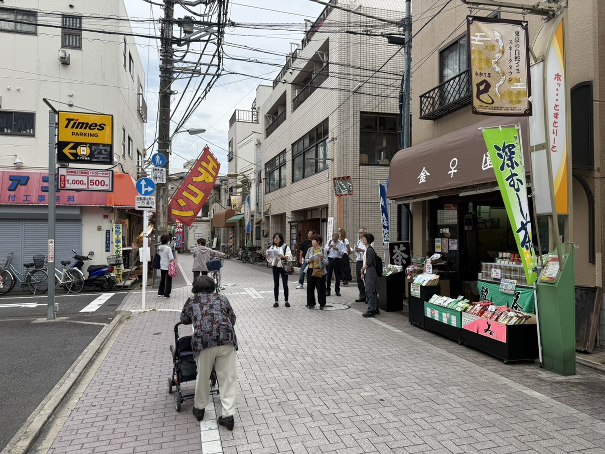 戸越公園駅前商店街は小さな店舗が軒を連ねている。スネークタウン、ほっとストリートなど個性的なネーミングがあっておもしろい