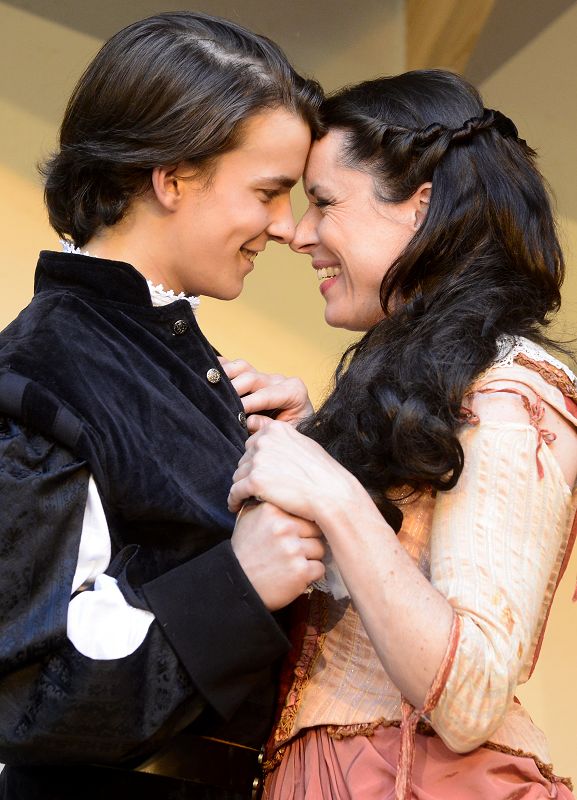 D'Artagnan (Samuel Schickler) und Constance Bonacieux (Carolin Lamparter) kommen sich näher | Foto: M. Niethammer