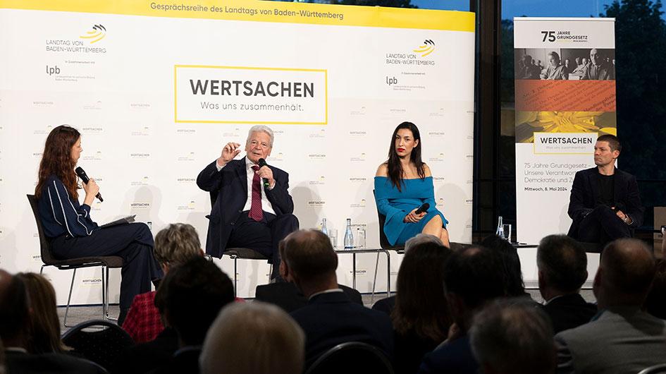 Bei der Podiumsrunde diskutieren Moderatorin Nicole Köster, Joachim Gauck, Tijen Onaran und Dr. Ronen Steinke zum Thema "75 Jahre Grundgesetz – Unsere Verantwortung für Demokratie und Zusammenhalt“. Foto: Landtag BW