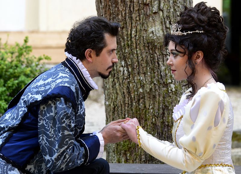 Herzog von Buckingham (Vito Marzio) und Königin Anna von Österreich (Manuela Hansow) verbindet eine unerfüllbare Liebe | Foto: M. Niethammer
