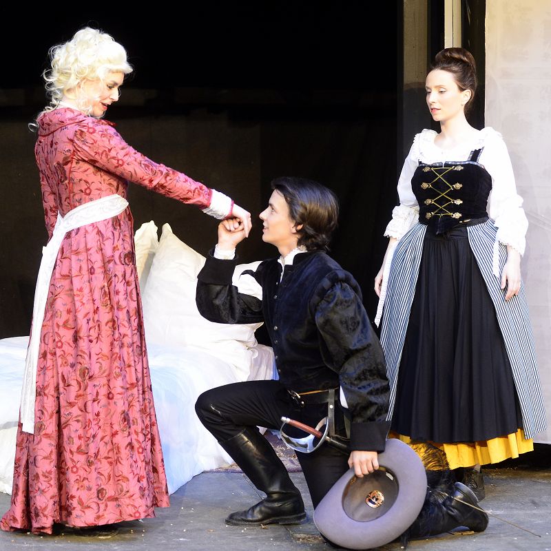 Lady de Winter (Julia Coolens) und D'Artagnan (Samuel Schickler) verfolgen unterschiedliche Pläne | Foto: M. Niethammer