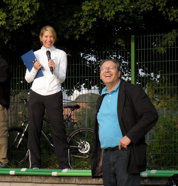 Gut gelaunt eröffnen unsere Sportfachleitern Daniela Micek und unser Schulleiter Joachim Paul die Bundesjugendspiele