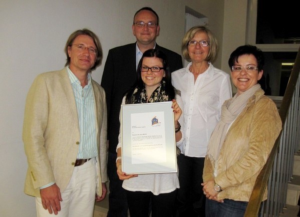Stolz nahm eine Delegation unserer Schule die Zertifizierungsurkunde im Empfang: v.l.n.r.: Lehrer Thomas Abt, Konrektor Michael Trauthwein, Selina Zemski (nahm als SV-Vertreterin am Audit teil), Konrektorin Rita Ulm und die Vorsitzende des SEB Frau Zemski