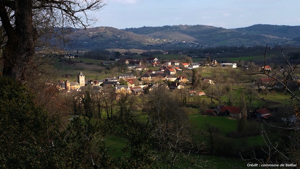 Saillac, village niché sur les terres calcaires au pied des plateaux de grés rouges