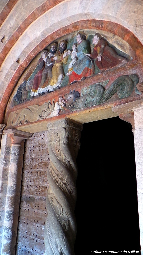 Tympan polychrome de l'église et trumeau torsadé