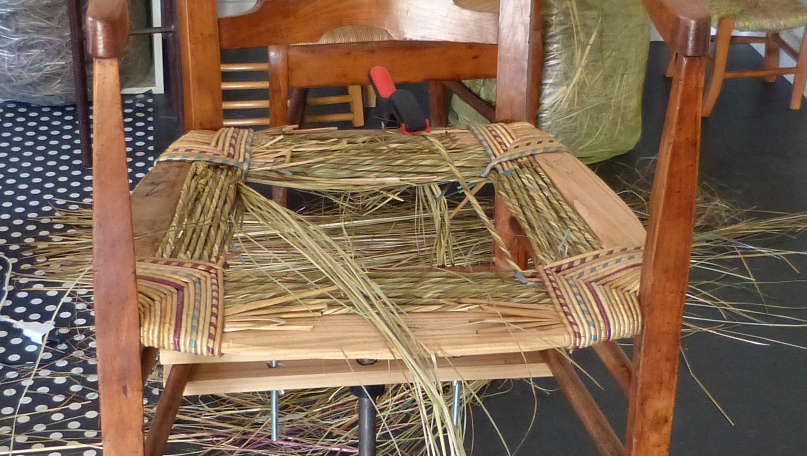 Respect de l'origine des sièges : pas de coeur en raphia exotique mais en laîche