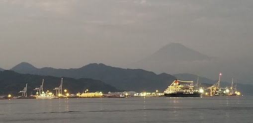 夕闇の「にっぽん丸」と富士山と清水港