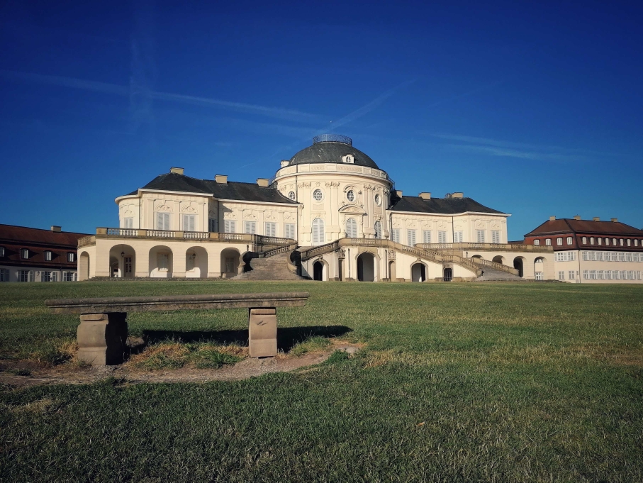 Das Schloss Solitude an einem warmen Sommermorgen