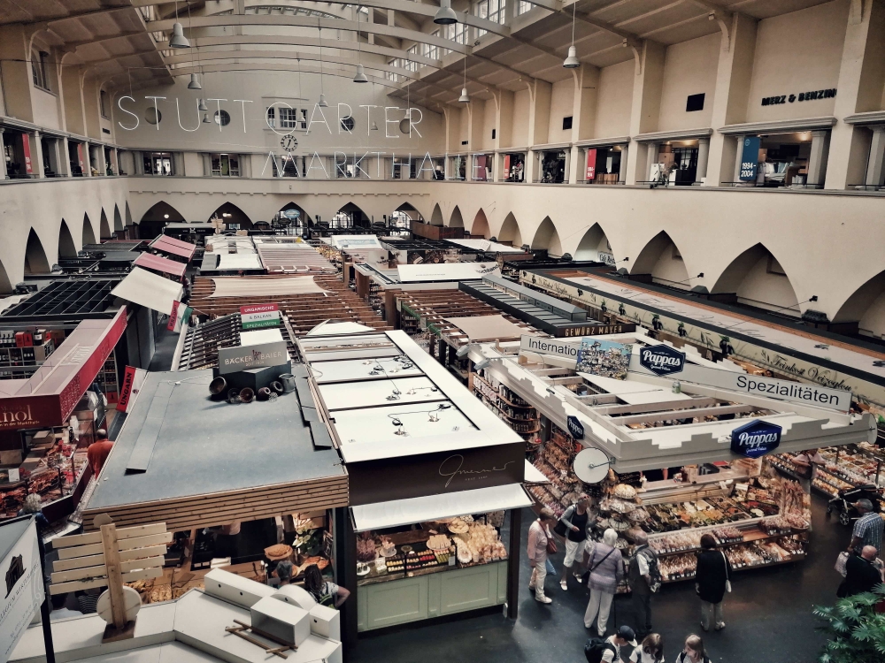 Viele traditionelle Marktstände in der Markthalle
