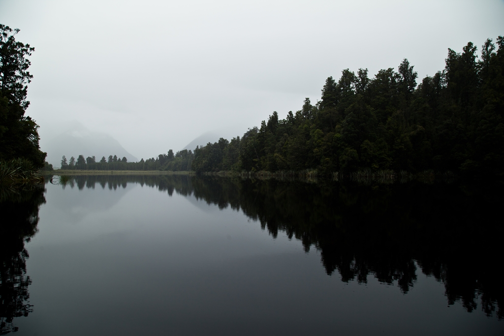 Der spiegelglatte Lake Matheson ist auch bei trübem Wetter ein Spaziergang wert.