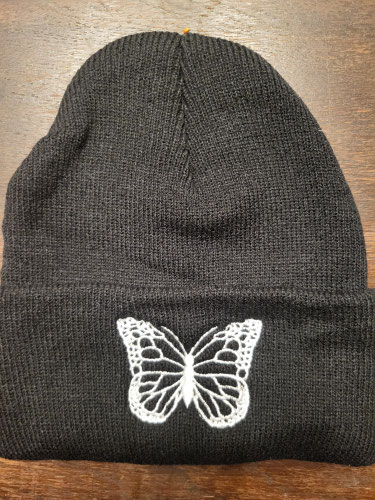 schwarze Mütze mit weißem Schmetterling