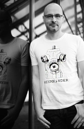 Schwarzes oder weißes Herren T-Shirt mit Hydrant als Motiv aus 100%Bio-Baumwolle von Heymkinder Erfurt