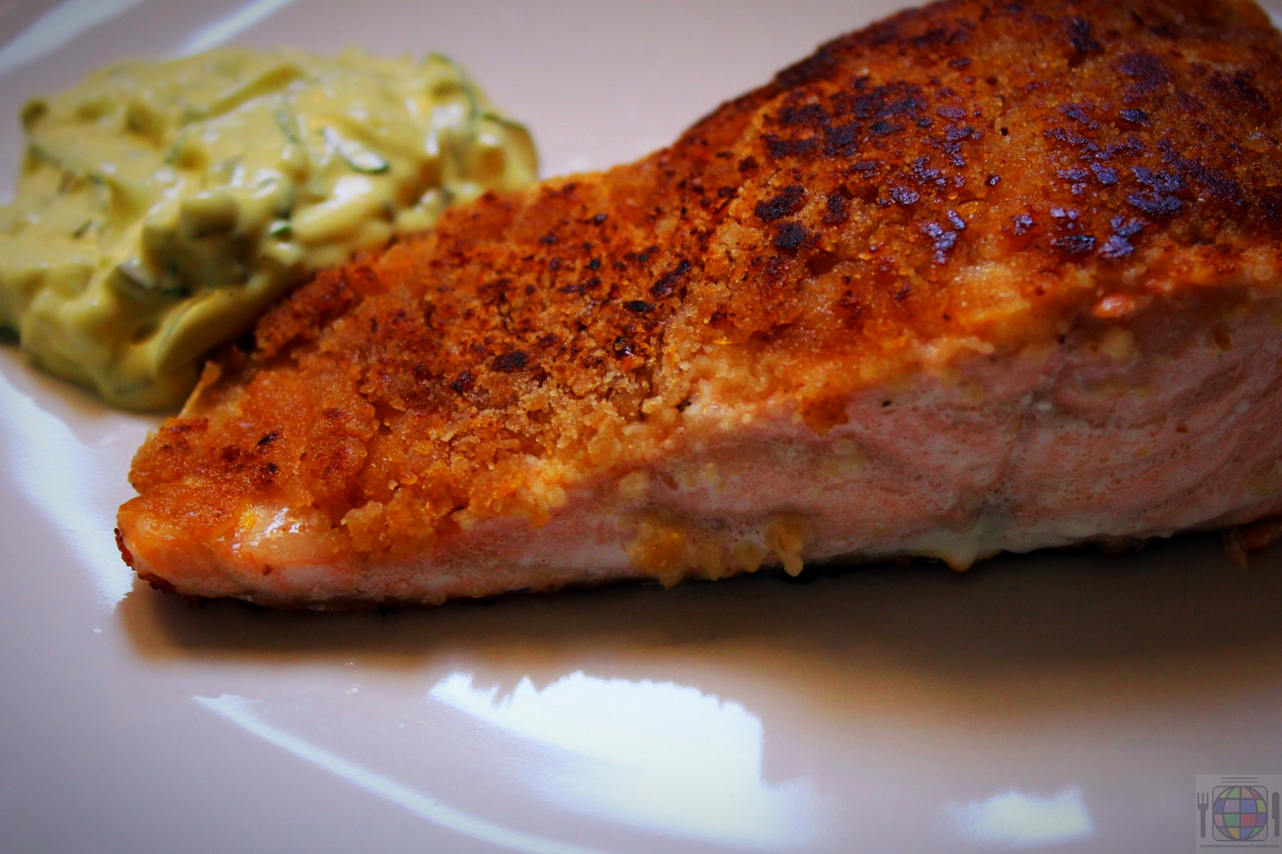 Emplatamos el salmón, con o sin piel, (yo prefiero sin piel, para dejar el plato limpio) acompañado de la salsa tártara
