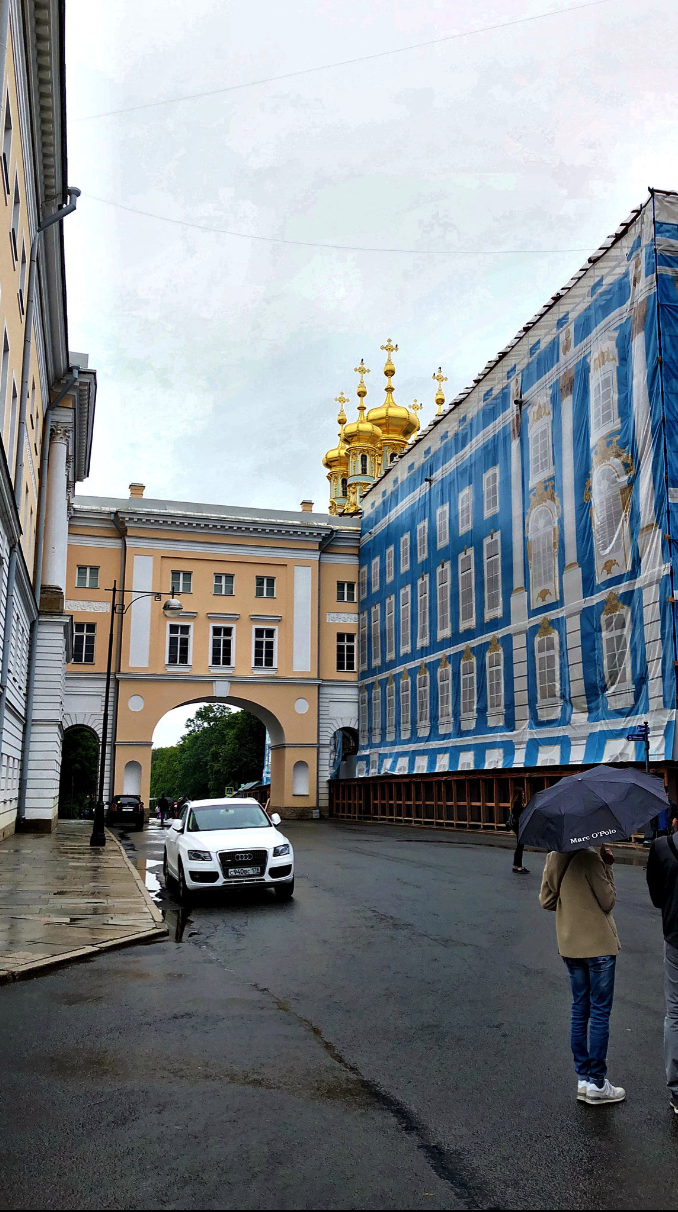 «Pushkin» '18 | Katharinenpalast: Auch hier umfangreiche Renovationsarbeiten. Die blaue Fassade ist bedruckte Fassadenverkleidung.