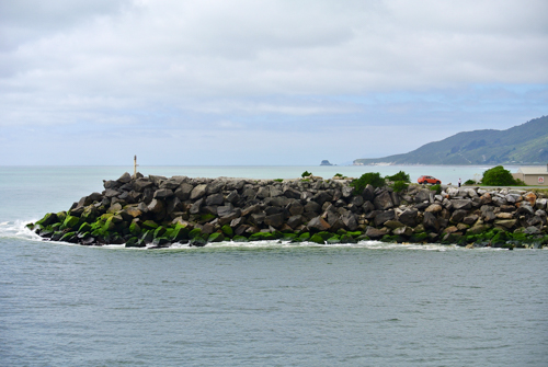 2014 | NZ Südinsel | «Greymouth», Grey District, «West Coast Region»: Grösste Stadt der Region. Befahrbare «Seebrücke» mit Tsunami-Warnsystem.