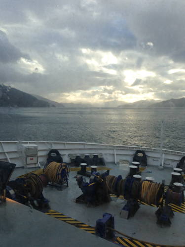 2014 | NZ Südinsel | «Picton nach Wellington»: 4-Stunden Rückfahrt mit der Fähre durch die berüchtigte «Cook Strait». «Letzter Blick» in die «Marlborough Sounds»!.