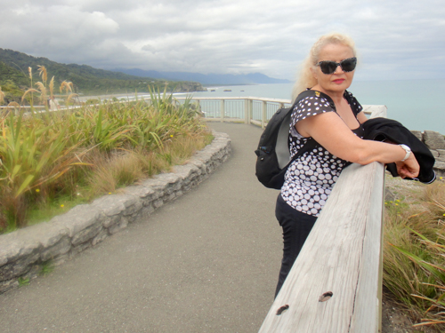 2014 | NZ Südinsel | Punakaiki, West Coast, «Pancake Rocks & Blowholes: Riesen-Touristen-Attraktion. Kuriose Kalkstein-Formationen. Toll ausgebaute Gehwege.