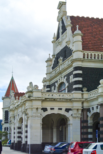 2014 | NZ Südinsel | «Dunedin», Otago Region: Historisches Bahnhofsgebäude. 1873 eröffnet. Heute noch in Betrieb.