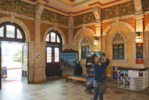 2014 | NZ Südinsel | «Dunedin», Otago Region: Historisches Bahnhofsgebäude. 1873 eröffnet. Heute noch in Betrieb.