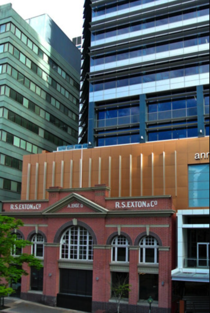 Australien '14 | Brisbane, Queensland: Widersprüchlich! Alte Backsteinfassade vor modernem Glasbau.