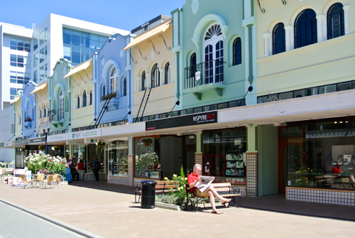 2014 | NZ Südinsel | «Christchurch», Canterbury Region: «New Regent Street». Touristen-Einkaufsstrasse. Tramhaltestelle.