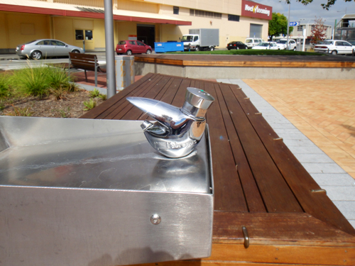 2014 | NZ Südinsel | «Blenheim», Marlborough District, Marlborough Region: Gepflegte, öffentliche Trinkwasser-Stelle.