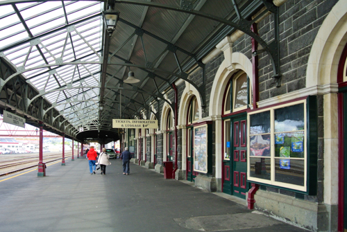 2014 | NZ Südinsel | «Dunedin», Otago Region: Historisches Bahnhofsgebäude. 1873 eröffnet. Heute noch in Betrieb.