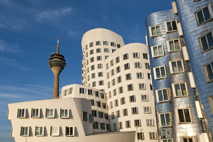 Gehry-Bauten und Fernsehturm (c) Outdoor Photo - fotolia.com